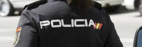 Policia (sic) A partir de ahora, en la indumentaria de la Policía Nacional figurará el texto POLICIA, sin la correspondiente tilde sobre la segunda i